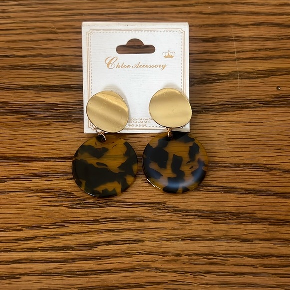 Chloe Accessory round Gold Plated Dangling Animal Earrings - Picture 3 of 7